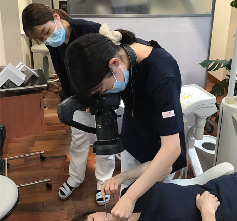口腔内写真撮影の練習風景 サトウ歯科｜大阪城デンタルクリニック｜デンタルインプラントクリニック大阪